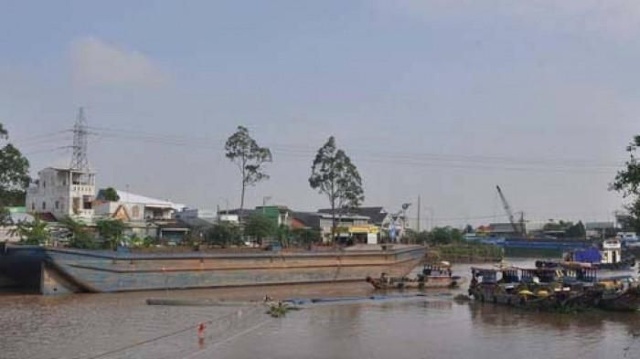 Trục vớt sà lan 785 t&acirc;́n  chìm tr&ecirc;n k&ecirc;nh Chợ Gạo, Tiềng Giang