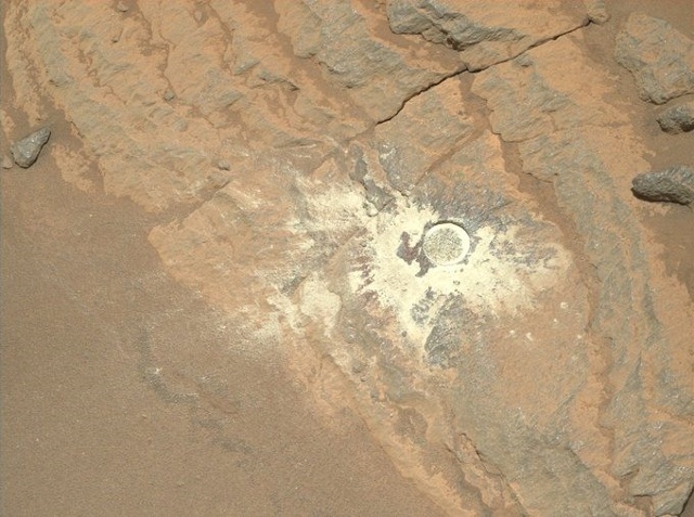 Tàu thám hiểm đánh dấu mẫu đá sao Hoả. Ảnh: NASA