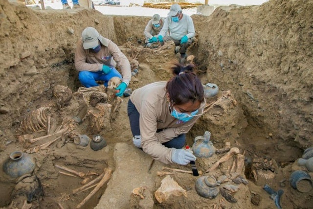 Mộ cổ tập thể ở Peru có tới 25 hài cốt. Ảnh: AFP