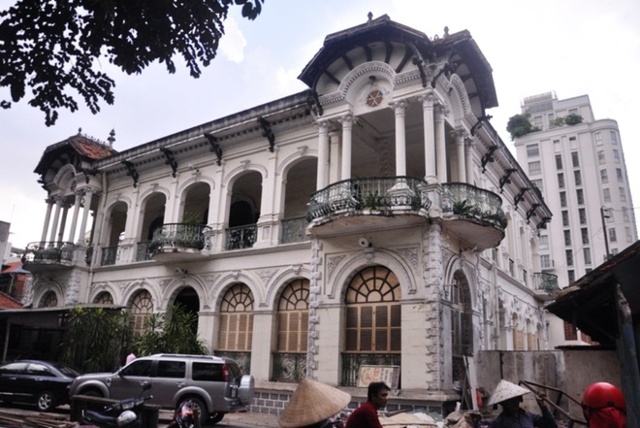 Căn biệt thự hơn 100 tuổi nằm vị trí đắc địa với 3 mặt tiền đường là Võ Văn Tần, Nguyễn Thị Diệu, Bà Huyện Thanh Quan.