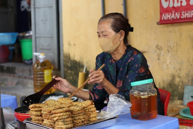 Ở Hà Nội thì chẳng thiếu nơi bán chả rươi, nhắc tới món này, người ta thường nghĩ ngay đến chả rươi ở Hàng Chiếu, Lò Đúc..., chứ không mấy ai biết đến quán chả rươi nằm trên vỉa hè, đoạn dốc phố Hòe Nhai (Ảnh: Hà Hiền).
