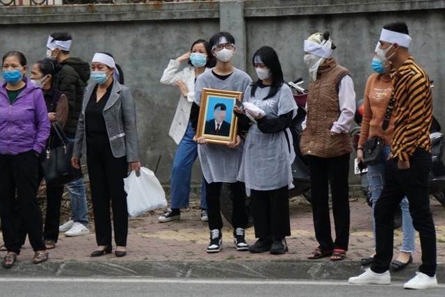 Người nh&agrave; mang di ảnh nạn nh&acirc;n đến phi&ecirc;n t&ograve;a (Ảnh: Nguyễn Dương).