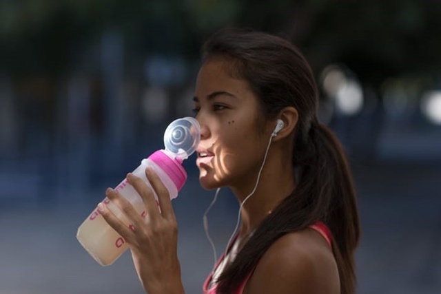 Uống đủ nước gi&uacute;p cơ thể thanh lọc v&agrave; thải độc, khắc phục t&igrave;nh trạng n&oacute;ng trong người. Ảnh: Decathlon.