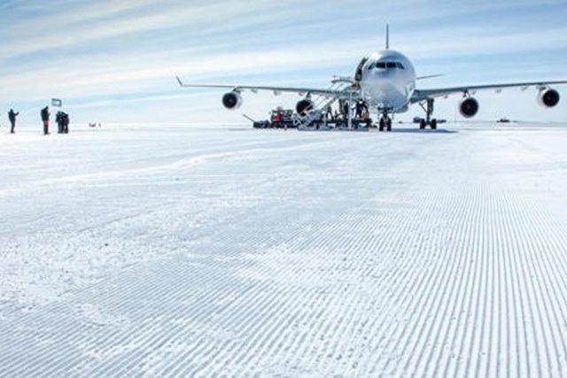 Máy bay Airbus A340 lần đầu tiên hạ cánh xuống Nam Cực. Ảnh: Hi Fly
