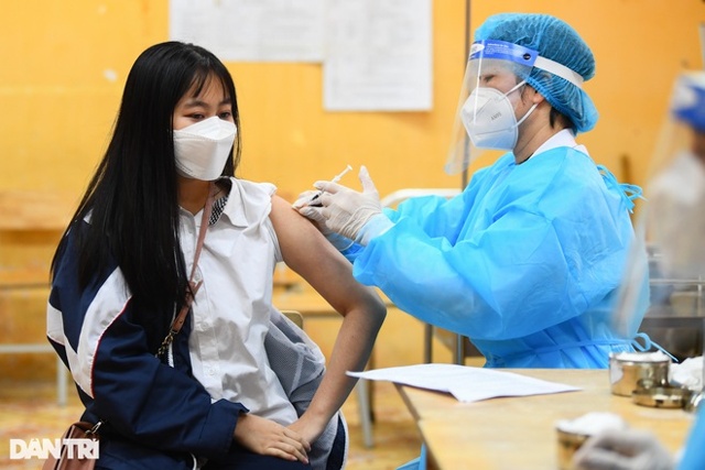 Hà Nội bắt đầu tiêm vaccine Covid-19 cho học sinh 15-17 tuổi, ưu tiên lớp 12 (Ảnh: Đỗ Quân).