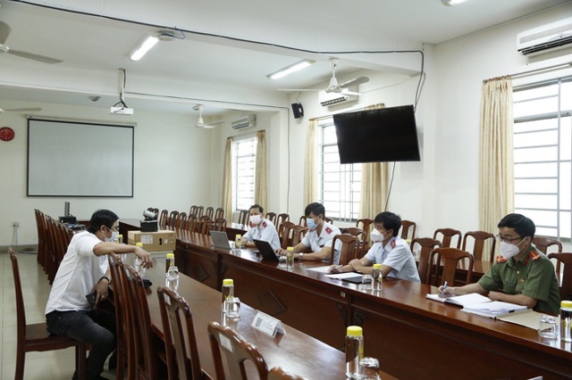 Ông Ngô Thanh Long (áo trắng, dãy ghế bên trái) tại cơ quan chức năng (Ảnh: TTXVN)