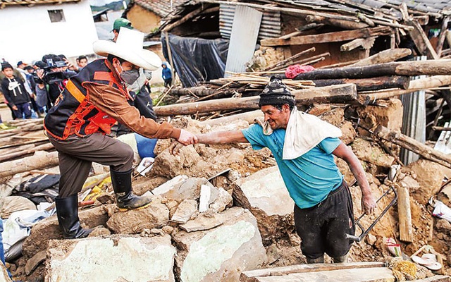 Tổng thống Peru (trái) đến hiện trường chỉ đạo công tác khắc phục hậu quả. Ảnh: REUTERS