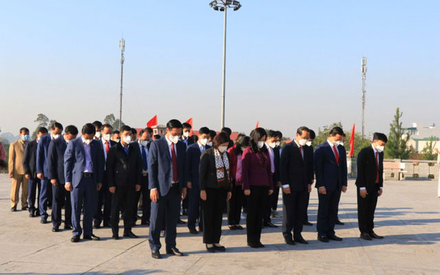 C&aacute;c đại biểu th&agrave;nh k&iacute;nh tưởng niệm đồng ch&iacute; Ng&ocirc; Gia Tự tại C&ocirc;ng vi&ecirc;n Ng&ocirc; Gia Tự.