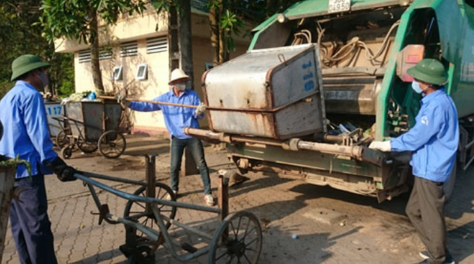 Hoạt động thu gom và xử lý rác thải của công nhân HTX DVMT Tân Sơn.