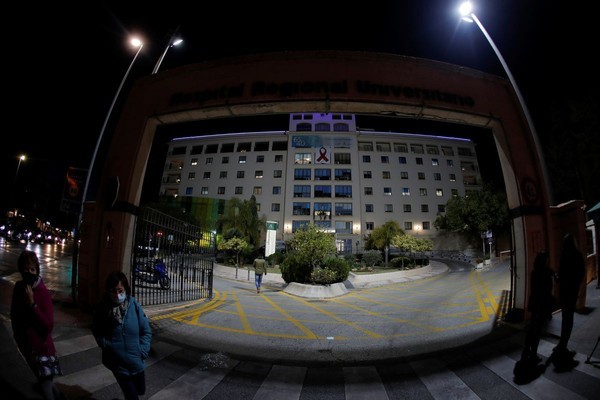 Lối vào Bệnh viện Đại học Khu vực ở thành phố Malaga, Tây Ban Nha. Ảnh: Reuters