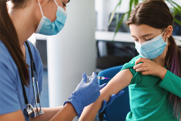 Trẻ nhỏ ở nhiều nước trên thế giới đang được tiêm vắc xin Covid-19. Ảnh minh họa: HHS