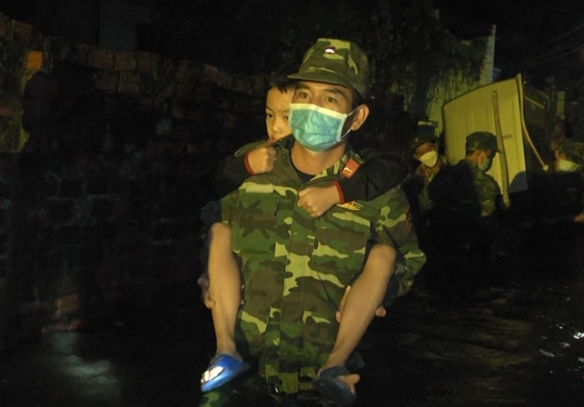 Hàng trăm cán bộ chiến sĩ khẩn cấp cứu dân trong đêm.