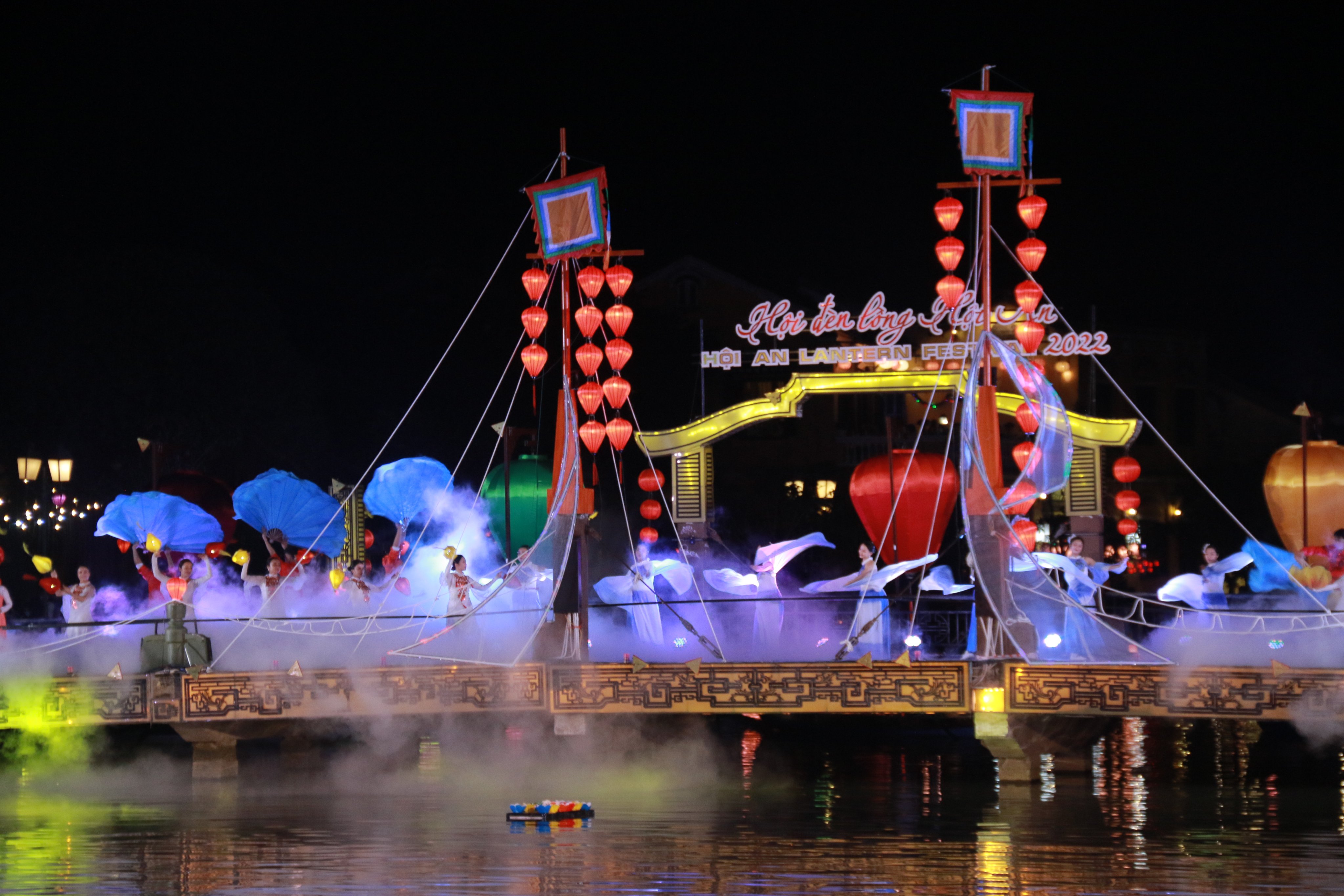 Sự kiện nhằm tôn vinh nghề làm đèn lồng truyền thống nổi tiếng của Hội An. Ảnh: VGP/Lưu Hương