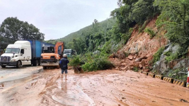 Các đơn vị quản lý đường bộ khắc phục sạt lở do mưa lũ ở các tỉnh miền Trung