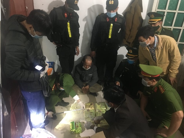 Lực lượng chức năng phát hiện 10 kg ma túy đá khi khám xét nơi ở của đối tượng - Ảnh: BĐBP tỉnh Quảng Trị