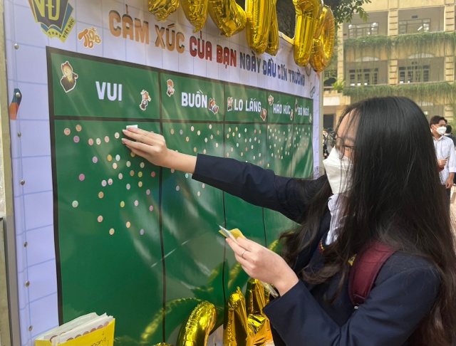 Ngày 6/12, có 236 trường THPT và 29 trung tâm giáo dục nghề nghiệp, giáo dục thường xuyên tại Hà Nội đón chào khoảng 40.000 học sinh khối lớp 12 đến trường học trực tiếp - Ảnh: Gia Huy