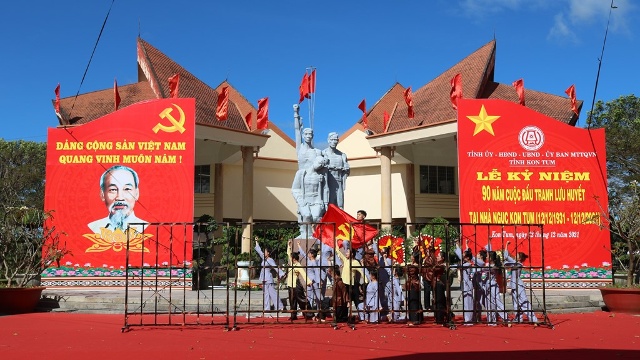 Chương trình 90 năm - Lửa hồng đất Ngục” - tái hiện lại sự quả cảm, hy sinh anh dũng của các chiến sĩ cộng sản trong cuộc đấu tranh chống thực dân Pháp và tay sai tại Nhà ngục Kon Tum cách đây 90 năm. Ảnh VGP/Dương Nương