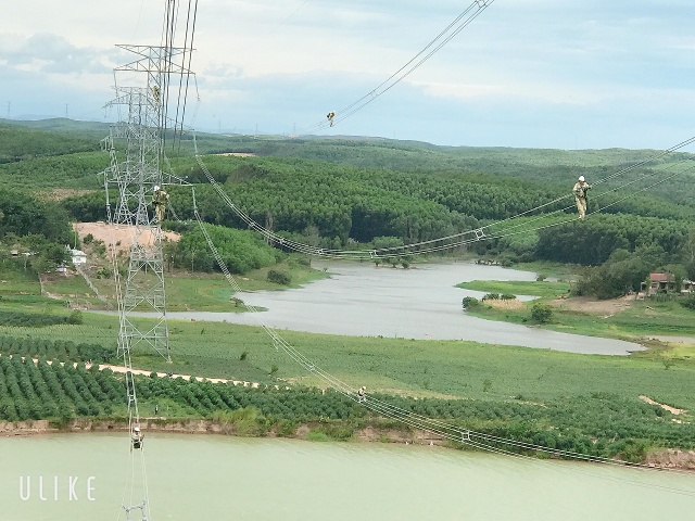Một số đường dây 500 kV trục Bắc-Nam từ TBA 500 kV Hà Tĩnh đến trạm 500 kV Pleiku2 được tách khỏi vận hành để thi công,đấu nối đường dây 500 kV mạch 3. Ảnh:EVNNPT