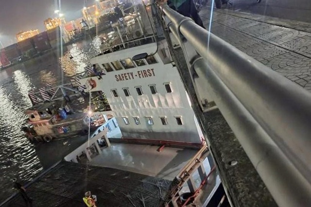 Thời điểm tàu Hiền Anh 555 kẹt dưới gầm cầu Đồng Nai