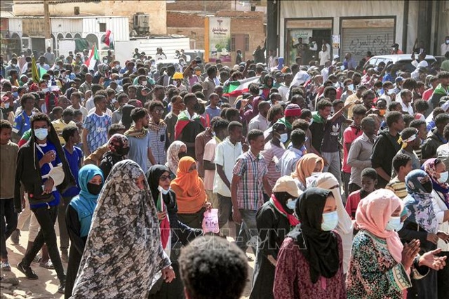 Người d&acirc;n tham gia biểu t&igrave;nh y&ecirc;u cầu chuyển tiếp sang ch&iacute;nh quyền d&acirc;n sự tại Sahafa, ngoại &ocirc; Khartoum, Sudan, ng&agrave;y 25/12/2021. Ảnh: AFP/TTXVN