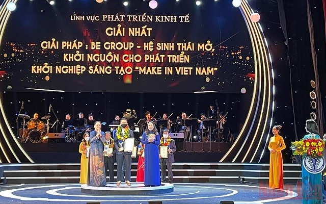 Phó Chủ tịch nước Võ Thị Ánh Xuân trao giải Nhất cho Công trình “Be Group-Hệ sinh thái mở, khởi nguồn cho phát triển khởi nghiệp sáng tạo “make in Vietnam” của Công ty cổ phần Be Group