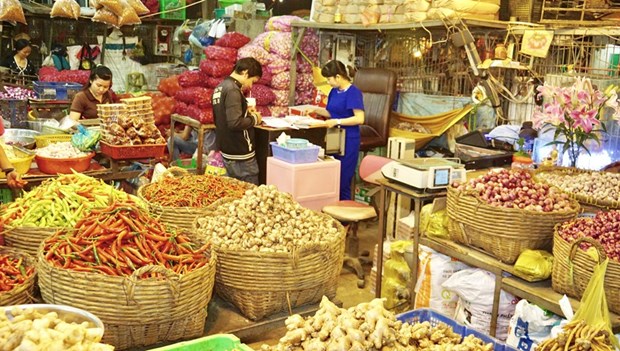 Nhà nước khuyến khích các tổ chức, cá nhân và các doanh nghiệp thuộc các thành phần kinh tế đầu tư hoặc góp vốn cùng Nhà nước đầu tư xây dựng chợ
