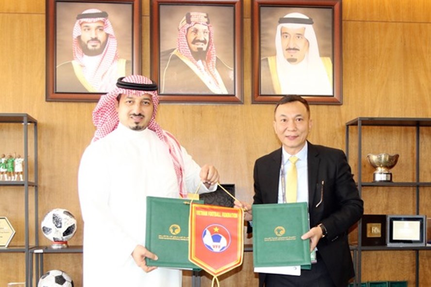 VFF và LĐBĐ Saudi Arabia ký kết Biên bản ghi nhớ hợp tác về phát triển bóng đá hồi tháng 9.2021. Nguồn: VFF