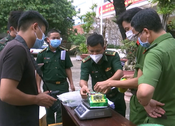 Cơ quan chức năng cân đo số hàng nghi là ma túy dạt vào bờ biển Côn Đảo - Ảnh: QUANG ANH