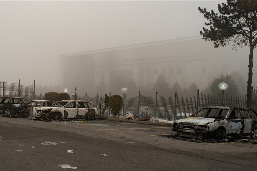 Người biểu tình đốt phá xe cộ trong bạo loạn ở Almaty, Kazakhstan. Ảnh: AFP
