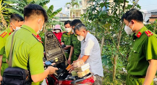 Lực lượng công an thu giữ tang vật của nghi phạm Trang Kiến Cường tại hiện trường bắt quả tang