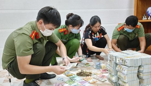 Số ngoại tệ thu giữ tại nơi khám xét tiệm vàng Phước Quang 