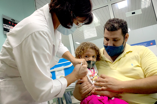 Tiêm vaccine phòng Covid-19 cho trẻ em tại La Habana, Cuba ngày 24-8-2021. Ảnh: AFP/TTXVN