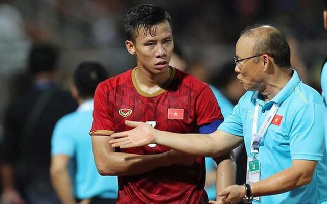 HLV Park Hang Seo trao băng thủ quân cho cầu thủ khác ở đội tuyển Việt Nam.