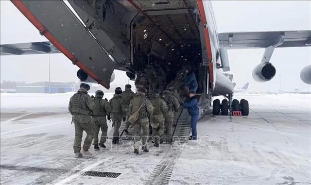 Binh sĩ Nga thuộc lực lượng Tổ chức Hiệp ước an ninh tập thể (CSTO) lên máy bay tới Kazakhstan, ngày 6/1/2022