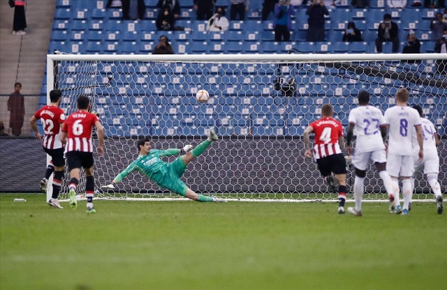 Courtois cứu thua trên chấm phạt đền ở phút 89. Ảnh: Real FC