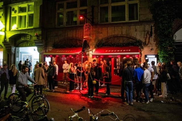 Nhiều người tụ tập tại một hộp đ&ecirc;m ở thủ đ&ocirc; Copenhagen v&agrave;o đ&ecirc;m Đan Mạch dỡ bỏ hạn chế COVID-19 hồi năm ngo&aacute;i. Ảnh: AFP