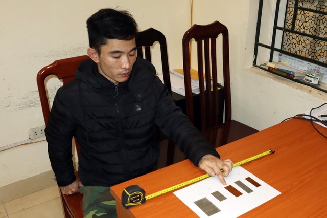Nguyễn Trung Huyên nhận dạng các tang vật liên quan đến vụ án (Ảnh: Công an Hà Nội).