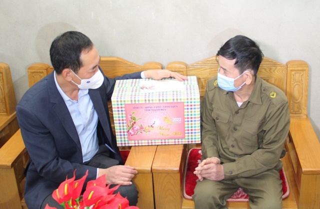 Phó Bí thư Tỉnh ủy Trịnh Tuấn Sinh đến thăm, tặng quà, chúc tết thương binh Nguyễn Hữu Giỏi ở phường Quảng Vinh.