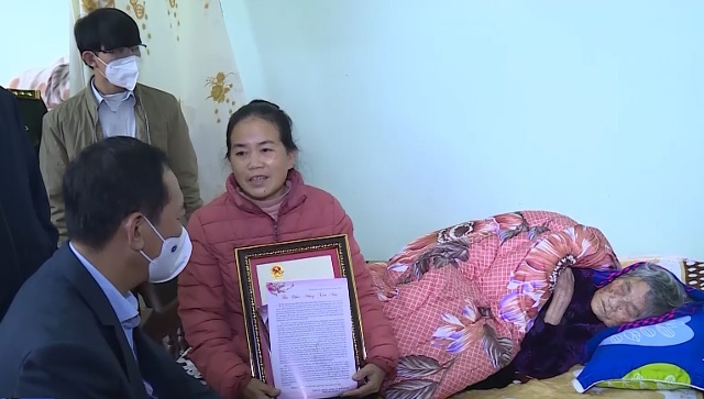 Phó Bí thư Tỉnh ủy Trịnh Tuấn Sinh đến thăm, tặng quà, chúc tết và trao thiếp mừng thọ của Chủ tịch nước cho mẹ liệt sỹ Trần Thị Tứ (100 tuổi) ở xã Quảng Hùng.