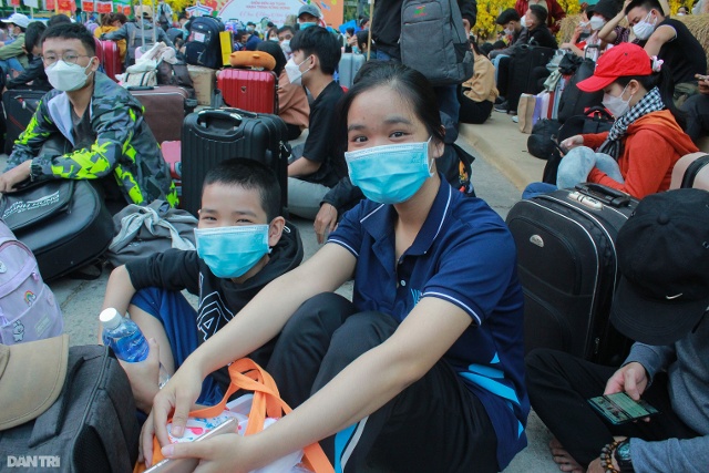 Bạn Ngọc Ánh (19 tuổi, quê Khánh Hòa) chia sẻ:  &quot;Mình đặt vé xe trễ nên ban đầu không thể về quê. Nhưng nhờ có chuyến xe ý nghĩa này nên 2 chị em sẽ được về sum họp với gia đình, mình cảm thấy rất may mắn và hạnh phúc &quot;.