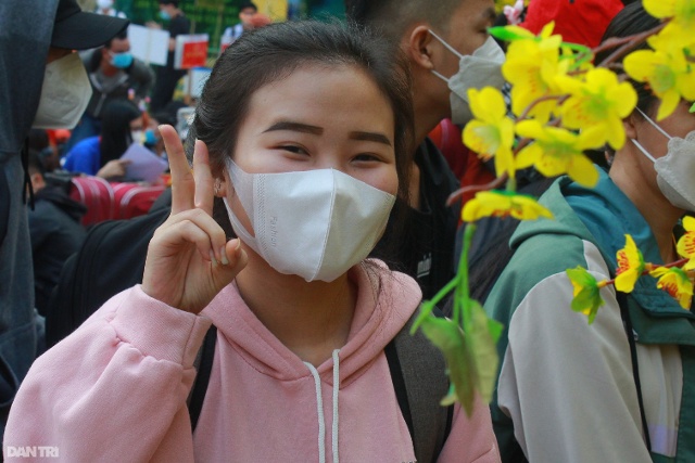 Nụ cười luôn hiện lên gương mặt các bạn sinh viên khi được về quê sum họp cùng gia đình.