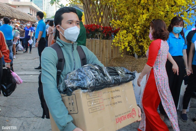 Không ít các bạn sinh viên mang quà về cho gia đình, từ hộp bánh kẹo cho các em ở quê đến những bộ quần áo tặng cha mẹ đón xuân.