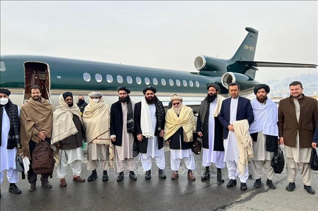Phái đoàn Taliban chụp ảnh chung tại sân bay Kabul, trước khi khởi hành sang Oslo, Na Uy ngày 22/1/2022. (Ảnh: AFP/TTXVN)