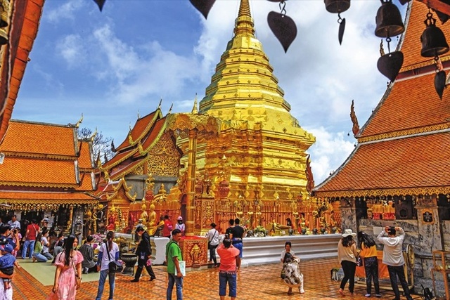 Du khách tham quan tại chùa Phật giáo Wat Phra That Doi Suthep ở Chiang Mai, Thái Lan. Ảnh: AFP