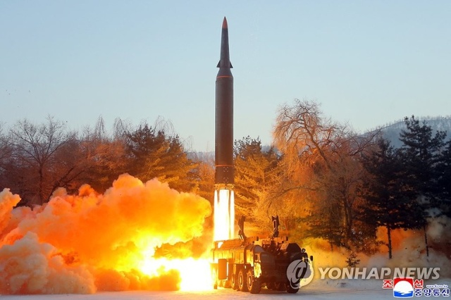 Hình ảnh vụ phóng thử tên lửa siêu vượt âm của Triều Tiên (Ảnh: Yonhap).