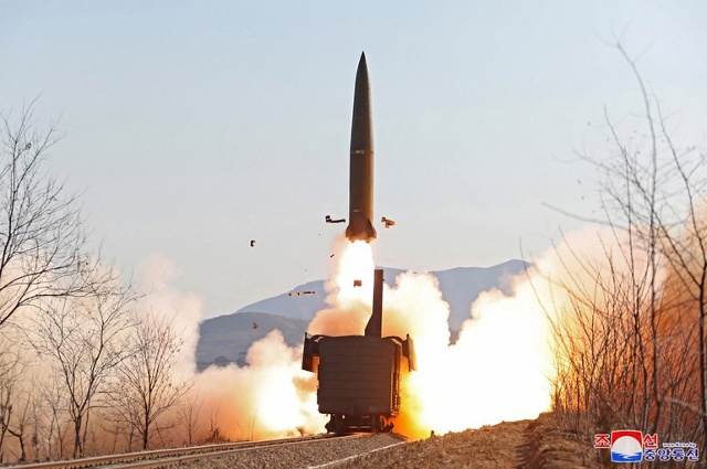 Tên lửa phóng từ tàu hỏa của Triều Tiên hôm 14/1 (Ảnh: Reuters).