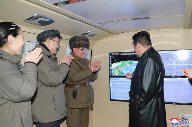 Nhà lãnh đạo Kim Jong-un đã thị sát vụ phóng tên lửa ngày 11/1 của Triều Tiên mà Hàn Quốc mô tả là bay nhanh gấp 10 lần tốc độ âm thanh (Ảnh: Reuters).