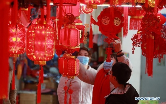 Mua sắm ở Trung Quốc dịp Tết Nguy&ecirc;n đ&aacute;n. Ảnh: T&acirc;n Hoa x&atilde;.
