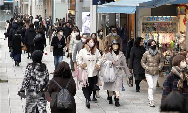 Người dân đeo khẩu trang phòng dịch COVID-19 tại Tokyo, Nhật Bản, ngày 30/1/2022. (Ảnh: Kyodo/ TTXVN)