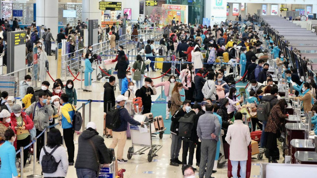 Lượng khách tại sân bay Nội Bài ngày 6/2 tăng rất cao. Ảnh: NIA